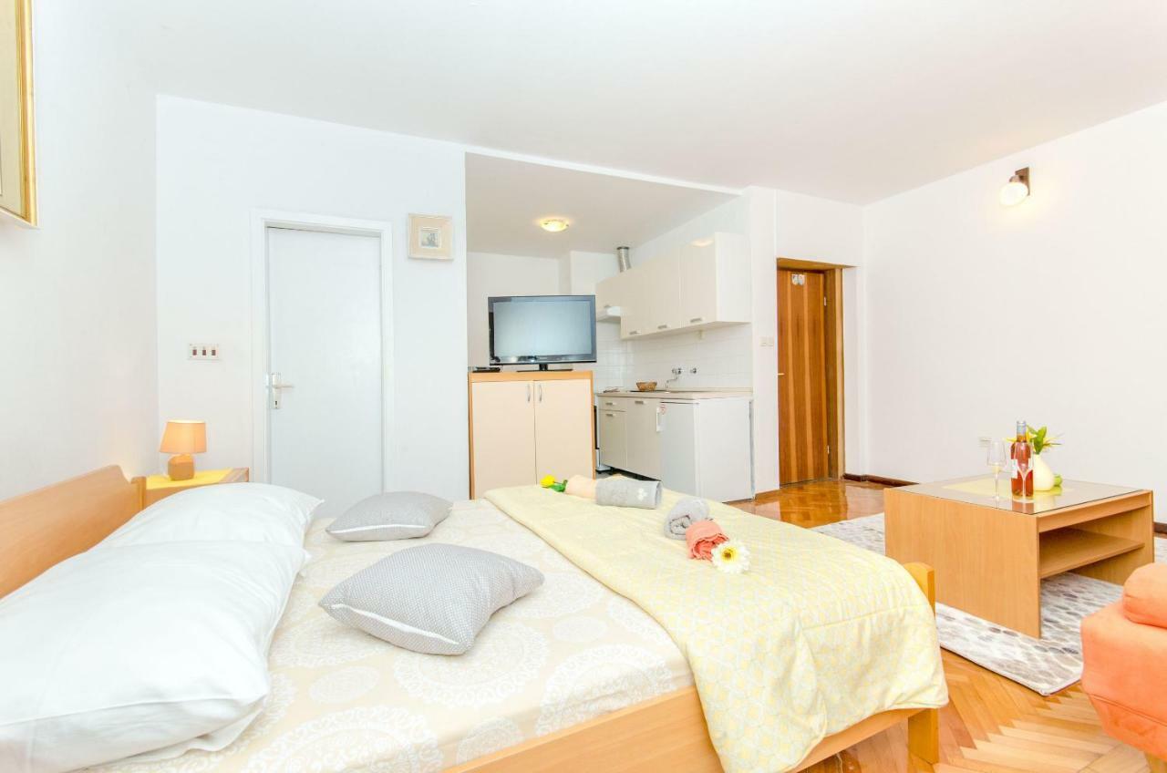 Apartments And Room Sun & Sea Podgora Eksteriør billede